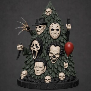 Könnte beinhalten: Eine dunkelgrüne, kegelförmige Skulptur, die einem Weihnachtsbaum ähnelt und mit verschiedenen Horrorfilm-Masken verziert ist, darunter eine Eishockeymaske, eine Geistermaske und ein Clown-Gesicht, sowie mehreren kleinen Totenköpfen und einem roten Ballon.