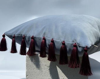 Fodera per cuscino decorativo di lusso in velluto azzurro con nappe bordeaux, fodera per cuscino decorativa in velluto, arredamento boho per soggiorno.