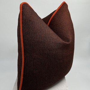 Gewebter Fischgrät-Kissenbezug mit orangefarbener Chenille-Paspel, gewebter Kissenbezug, Fischgrät Euro Sham-Kissenbezug in Schwarz und Kupferton