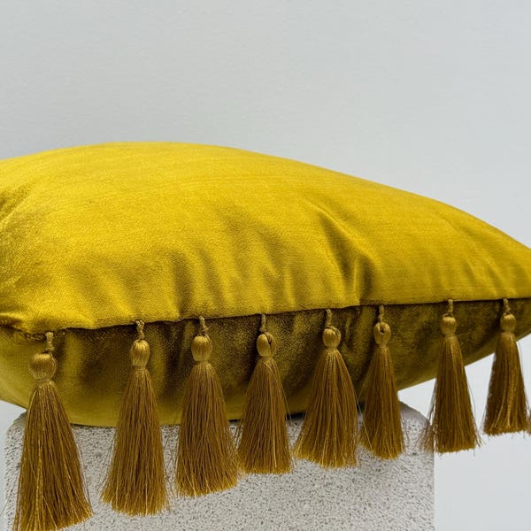 Senapsgult sammetskudde med tofsar, bohochic kuddfodral, modern dekorativ accentkudde för soffa eller säng, gul euro-sham