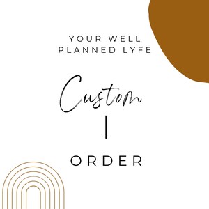 Könnte beinhalten: Ein weißer Hintergrund mit dem Text "YOUR WELL PLANNED LYFE" und "Custom Order" in Schwarz. Eine braune abstrakte Form befindet sich in der oberen rechten Ecke. Eine goldene abstrakte Form befindet sich in der unteren linken Ecke.