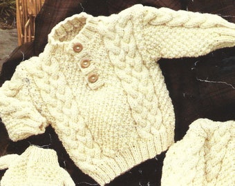 Patrón de tejido PDF: Aran Cable Jumper Cardigan Leggings Mitones y sombrero. Tamaños de 16" a 22". Idioma en Inglés. Descarga instantánea