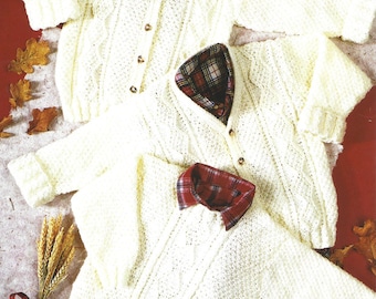 Patrón de tejido PDF: cárdigans y chaqueta tipo jersey con cuello redondo para bebés pequeños Aran, tamaños de 20" a 30". Idioma en Inglés. Descarga instantánea
