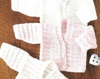 Patrón de tejido PDF: 4 cárdigans para bebé de 4 capas, 2 cárdigans con cuello en V y 2 cárdigans con cuello redondo. Tamaños de 14" a 22". Idioma en Inglés. Descarga instantánea