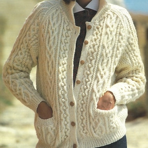 Modello di maglia in PDF - Aran - Cardigan Aran con colletto e pompon da donna/ragazza lavorato a maglia in 5 taglie dalla 32 alla 40 di petto Lingua inglese