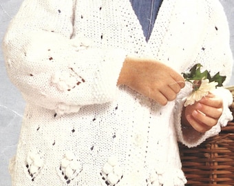 Patrón de tejido en PDF: cárdigan largo para niñas DK con agujeros de encaje y detalle de punto zarzamora. Tallas 20 a 30 de pecho. Descarga instantánea