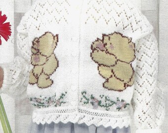 Patrón de tejido en PDF: cárdigan de niña DK con osito Forever Friends. Cárdigan de encaje para niña. Tallas 20 a 30 de pecho. Descarga instantánea
