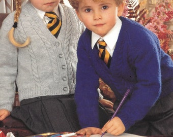 Patrón de Tejer PDF - Niños Niños Niñas Cárdigan Escolar Cuello V Chicos Cable Cardy Niñas Cable Cardy 24 a 34 de pecho Idioma Inglés