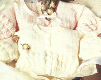 Patrón de tejido PDF: cárdigans para bebés prematuros DK, cárdigans con cuello en V y cuello redondo, tamaños de 14" a 18". Descarga instantánea