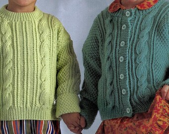 Patrón de tejido en PDF: cárdigan de ochos con puños de punto musgo para niños y niñas de DK. Tallas de 20" a 30" de pecho. Idioma inglés