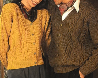 Patrones de tejido en PDF - DK - Cárdigan tipo cable clásico para damas y hombres Tamaño extra grande 6 tamaños 28" a 48" Idioma inglés.