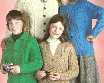 Patrón de tejido PDF - Aran - Aran de cuello redondo para hombres, mujeres, niños y niñas con cárdigan con cuello y cárdigan con cuello en V. Tamaños de 32" a 38" de pecho,