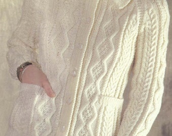 Patrón de tejido PDF - Aran - Cárdigan tipo cable Aran para mujer/niña con cuello y bolsillos. Tamaños de pecho de 30" a 42" Descarga instantánea