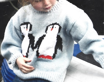Patrón de tejido en PDF - DK - Jersey de cuello redondo con forma de pingüino para la familia. Pingüino tejido en la parte delantera. Tallas del patrón: de 20" a 25" de pecho. Descarga instantánea