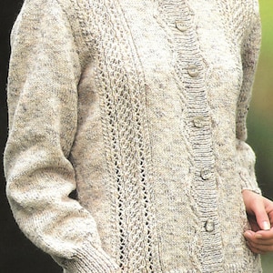 Könnte beinhalten: Ein beigefarbener Strickcardigan mit Zopfmuster und Knöpfen.