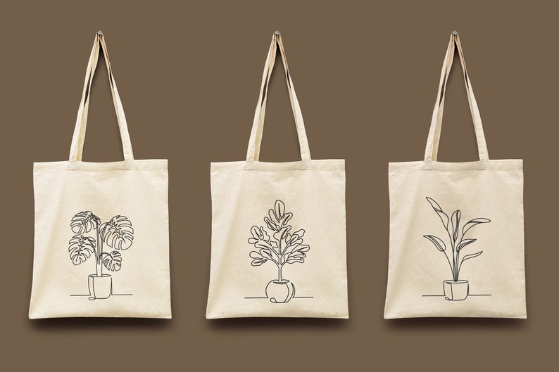 Pu&ograve; includere: Tre borse tote in tela bianca con disegni a linea nera di piante in vaso. Le piante sono una monstera, un ficus e un uccello del paradiso.