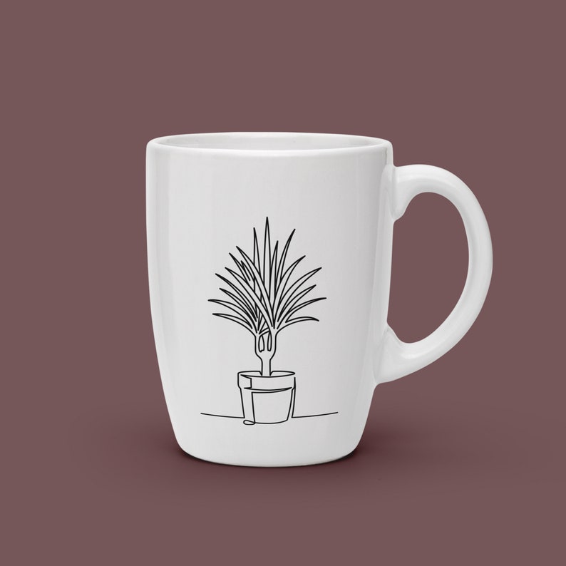 Pu&ograve; includere: Tazza in ceramica bianca con un disegno a linea nera di una pianta in vaso. La pianta ha foglie lunghe e sottili e uno stelo a forma di forchetta.