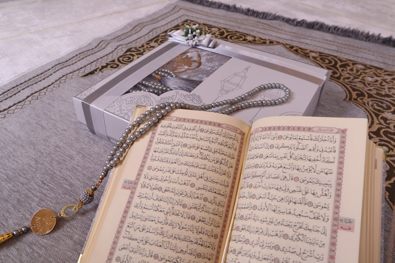 Tapis de prière en chenille gris personnalisé, perles de prière du Coran en velours, ensemble cadeau islamique Ramadan, Eid, mariage, anniversaire, cadeau de remise des diplômes image 10