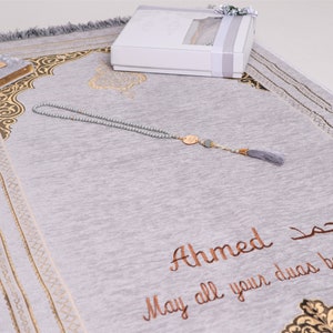 Tapis de prière en chenille gris personnalisé, perles de prière du Coran en velours, ensemble cadeau islamique Ramadan, Eid, mariage, anniversaire, cadeau de remise des diplômes image 7