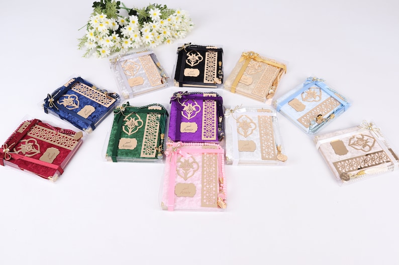 Op de afbeelding: Assortiment van gebedsets in verschillende kleuren, elke set bevat een gebedskleed, een bladwijzer en gebedskralen. De gebedskleden zijn gemaakt van fluweel en hebben ingewikkelde ontwerpen. De sets zijn verpakt in doorzichtige plastic dozen.