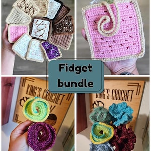 以下が含まれることがあります： さまざまな形と色をした手作りのかぎ針編みフィジェットおもちゃのコレクション。正方形、円形、花型のアイテムが含まれており、ピンク色のポップタルト風フィジェットおもちゃもあります。「Fidget bundle」というテキストが表示されています。