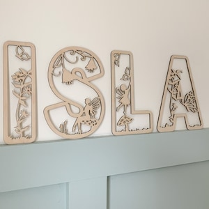 Märchenhafte Holzbuchstaben, personalisierter Wandname, Kinderzimmer-Holzschild, Feenwandbuchstabe, Märchendekor