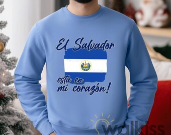 Sudadera El Salvador G180 Heavy “Está en mi corazón” | Crewneck Sin Capucha | Regalo Salvadoreño | Latino Pride Sweatshirt