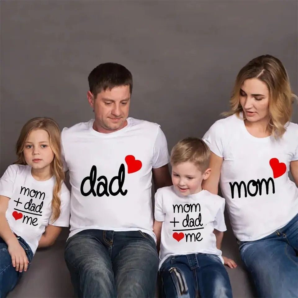 誕生日にも変更可能! 名入れ親子Tシャツセット outline mom/dad