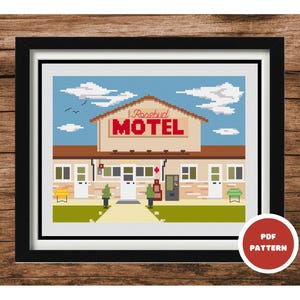 Puede incluir: Un patrón de punto de cruz de pixel art del motel Rosebud de la serie de televisión Arrested Development. El motel es un edificio de dos pisos con un letrero rojo que dice "Rosebud Motel".