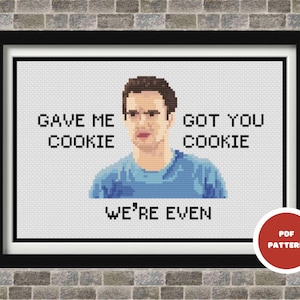 Puede incluir: Un patrón de punto de cruz con un hombre y el texto "Gave me cookie, Got you cookie, We're even". El patrón está disponible para descargar en PDF.