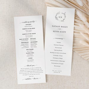 Könnte beinhalten: Ein Hochzeitszeremonie-Programm mit schlichtem Design. Das Programm listet den Standesbeamten, die Hochzeitsgesellschaft und die Reihenfolge der Zeremonie auf. Das Programm ist auf weißem Papier mit schwarzem Text gedruckt. Das Programm enthält die Namen Natalie Bailey und Kevin Scott.