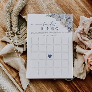 Juego de bingo nupcial en azul polvoriento, juego de despedida de soltera con flores azules, plantilla imprimible y editable, bingo de regalo para despedida de soltera, tarjeta de bingo nupcial para hacer tú mismo - EJ18
