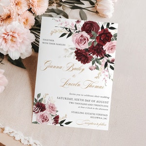 Puede incluir: Invitación de boda con un diseño floral en tonos rosa, burdeos y verde. La invitación dice "Juntos con sus familias, Gianna Bailey & Lincoln Thomas, les invitan a celebrar su boda, Sábado, sexto día de agosto, Dos mil veinticinco, a las cuatro de la tarde, Starling Estates Vineyard, Kelowna | BC, recepción a continuación."