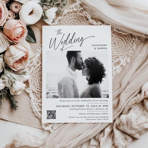 Può includere: Un invito di nozze con una foto in bianco e nero di una coppia che si bacia. L'invito è per il matrimonio di Kassandra & Darren sabato 19 ottobre 2024 alle 16:00 presso la Starling Estates Winery a Kelowna, BC. Include un codice QR per ulteriori informazioni e per confermare la tua presenza.