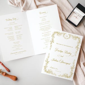 以下が含まれることがあります： 白い紙に金色の文字で書かれた結婚式プログラム。プログラムには、式典の順番と新郎新婦の名前、ペネロペ・ベイリーとジュリアン・ダベンポートが記載されています。結婚式の日時は2020年8月8日です。