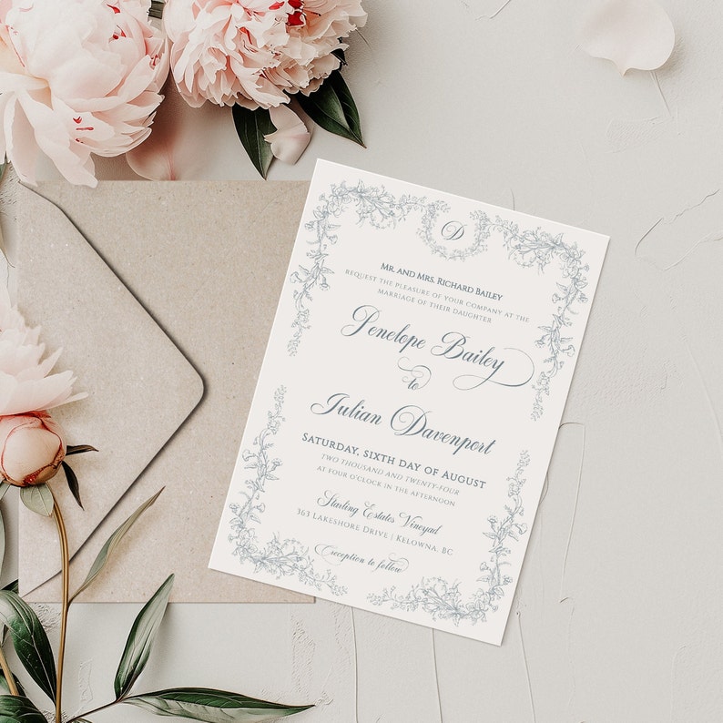 Op de afbeelding: Trouwkaart met bloemenrand en elegant lettertype. De uitnodiging luidt "Penelope Bailey to Julian Davenport" en bevat de datum, tijd en locatie. Een bijpassende envelop en roze bloemen zijn op de achtergrond te zien.