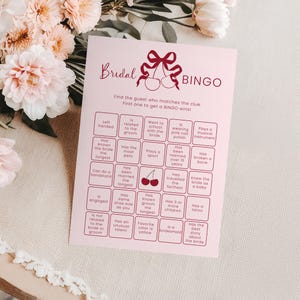 Plantilla de bingo para encontrar invitados, juego de despedida de soltera "She's the Cherry on Top", tarjeta de bingo para novias rosa y roja, bingo para despedida de soltera con moño - EJ44