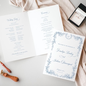 Puede incluir: Un programa de ceremonia de boda con un borde floral y los nombres "Jenevieve Bailey" y "Julian Davenport" impresos en caligrafía azul. El programa incluye la fiesta de bodas, el orden de la ceremonia y la fecha "20 de agosto de 2021".