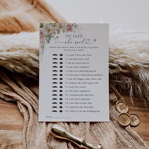 Può includere: Una carta di gioco stampabile con un design floreale e il testo "Lui ha detto Lei ha detto". Il gioco chiede ai giocatori di indovinare chi ha detto ogni frase, la sposa o lo sposo. La carta presenta un elenco di 15 frasi, ciascuna con un'icona di baffi o labbra per indicare chi l'ha detta.
