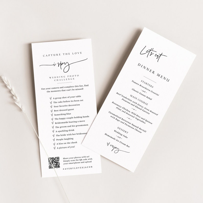 K&ouml;nnte beinhalten: Zwei wei&szlig;e Karten mit schwarzem Text. Die Karte links ist eine Hochzeitsfoto-Herausforderung mit einer Liste von Dingen, die fotografiert werden sollen. Die Karte rechts ist ein Hochzeitsmen&uuml; mit einer Liste von Vorspeisen, Hauptgerichten und Desserts.