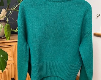 100% Wool Pullover – Thick Knit | Green | Front Shorter Design | P2P 55 cm (21.7 in) | Length 62 cm (24.4 in) | Fits M