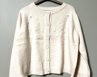 Cárdigan 100 % cachemira color crema con bordado y cuentas – Busto 112 cm / 44” Largo 53 cm / 21” – Tejido de punto lujoso