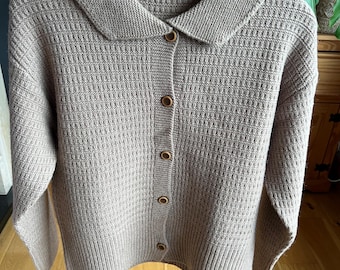 100% Wool Cardigan – Beige | Bust 106cm, Length 56cm | Long Sleeve, Collared | Best Fits M | No Tags