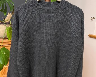 Suéter 100 % cachemira — Gris/amarillo/azul/rosa con hilos brillantes añadidos — M/L — P2P 56 cm (22,0”), Largo 56 cm (22,0”) — Tejido suave