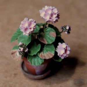 Dollhouse Potted Geranium - Light Pink