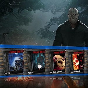 Può includere: Una collezione di custodie Blu-ray della serie di film "Venerdì 13". Ogni custodia presenta una copertina diversa con titoli come "Part II" e "Part VI". Una figura con una maschera da hockey è visibile sullo sfondo.