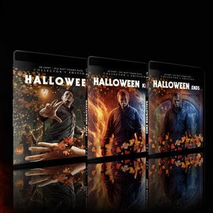 Puede incluir: Tres cajas de DVD con fondo negro y diseño rojo, naranja y azul. Las cajas son para las películas "Halloween", "Halloween Kills" y "Halloween Ends".