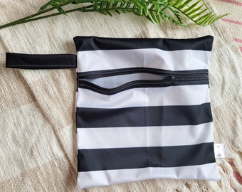 Zwem- / natte zak. Waterdichte zwemtas. Natte tas in "Black and White Stripes" maat Large. PUL