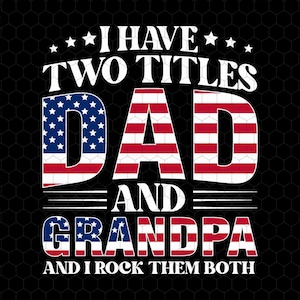 Può includere: Un design grafico con uno sfondo di bandiera americana. Il testo recita "Ho due titoli Papà e Nonno e li rocko entrambi."