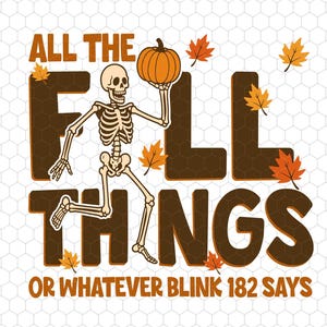 Puede incluir: Gráfico con temática otoñal con el texto "ALL THE FALL THINGS OR WHATEVER BLINK 182 SAYS". Un esqueleto sostiene una calabaza. Letras marrones y hojas naranjas decoran el diseño. El fondo es blanco con un patrón de panal.